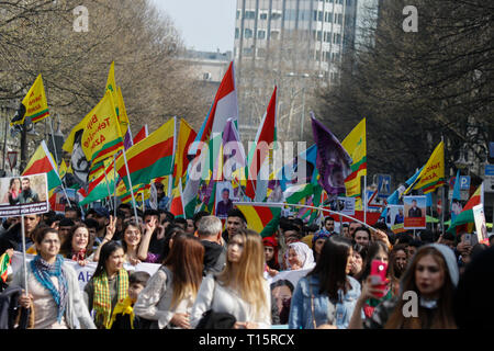 Frankfurt am Main, Deutschland. 23. März 2019. Die demonstranten März mit kurdischen Fahnen, Flaggen der Rojava (syrischen Kurdistan) und YPG und YPF Fahnen auf der Protest. Mehrere tausend Kurden marschierten durch Frankfurt, Nawroz, Festival der Kurdischen des neuen Jahres zu feiern. Es war die zentrale Feier für Deutschland und wurde unter dem Motto "Frei Abdullah Öcalan" gehalten, der Führer der PKK (Arbeiterpartei Kurdistans). Stockfoto