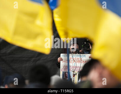 Oblast Kiew, Kiew, Ukraine. 23 Mär, 2019. Ein Mann, der ein Familie Mitglied im Donbass Krieg verloren beobachtet, als er während der Demonstration. Die Demonstranten versammelten sich in Majdan Platz dann in der Präsidialverwaltung Gebäude marschierte auf Präsident Petro Poroschenko, korrupten Regierungsbeamten, vor Gericht zu bringen. Mit der ukrainischen Wahlen Ende März statt, die politischen Spannungen laufen sehr hoch. Quelle: Matthew Hatcher/SOPA Images/ZUMA Draht/Alamy leben Nachrichten Stockfoto