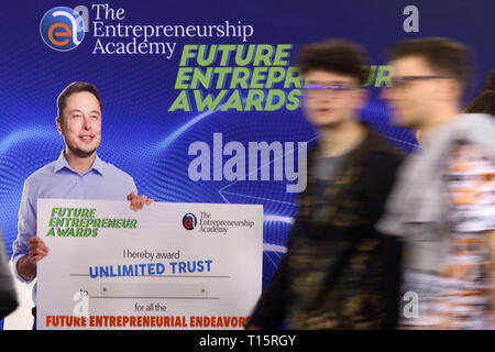 Bukarest, Rumänien. 23 Mär, 2019. Bukarest, Rumänien - März 23, 2019: Ein Elon Musk leben Größe Ausschnitt kann über die "Stand der Entrepreneurship Academy" an der rumänischen International University Fair (RIUF), in Bukarest gesehen werden. Credit: Lcv/Alamy leben Nachrichten Stockfoto