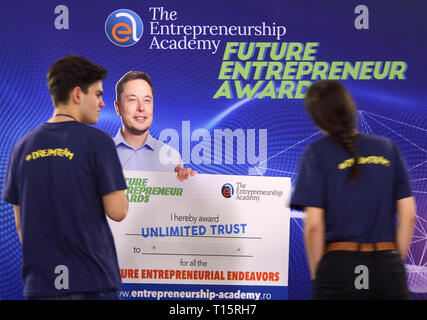 Bukarest, Rumänien. 23 Mär, 2019. Bukarest, Rumänien - März 23, 2019: Ein Elon Musk leben Größe Ausschnitt kann über die "Stand der Entrepreneurship Academy" an der rumänischen International University Fair (RIUF), in Bukarest gesehen werden. Credit: Lcv/Alamy leben Nachrichten Stockfoto