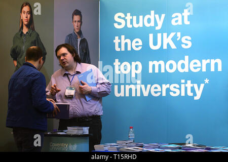 Bukarest, Rumänien. 23 Mär, 2019. Bukarest, Rumänien - 23. März 2019: Der Inschrift tudy im Top modernen Universität in Großbritannien" können Sie an der Coventry University stand gesehen an den rumänischen International University Fair (RIUF). Credit: Lcv/Alamy leben Nachrichten Stockfoto