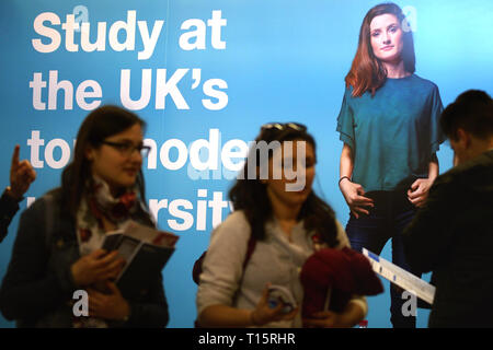 Bukarest, Rumänien. 23 Mär, 2019. Bukarest, Rumänien - 23. März 2019: Der Inschrift tudy im Top modernen Universität in Großbritannien" können Sie an der Coventry University stand gesehen an den rumänischen International University Fair (RIUF). Credit: Lcv/Alamy leben Nachrichten Stockfoto