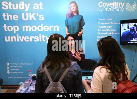 Bukarest, Rumänien. 23 Mär, 2019. Bukarest, Rumänien - 23. März 2019: Der Inschrift tudy im Top modernen Universität in Großbritannien" können Sie an der Coventry University stand gesehen an den rumänischen International University Fair (RIUF). Credit: Lcv/Alamy leben Nachrichten Stockfoto