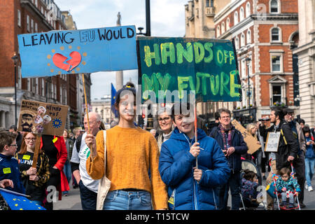London, Großbritannien. 23. Mär 2019. Junge Demonstranten halten Sie die Banner' Hand aus meiner Zukunft' und 'EU-Brechen würde Herz" während der Abstimmung März in London. Credit: AndKa/Alamy leben Nachrichten Stockfoto