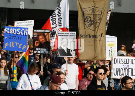 Frankfurt am Main, Deutschland. 23. März 2019. Die demonstranten März mit Zeichen durch Frankfurt. Mehr als 15.000 Demonstranten marschierten durch Frankfurt Aufruf für das Internet frei zu bleiben und nicht in die neue EU-Richtlinie zum Urheberrecht in das Gesetz. Der Protest war Teil einer Deutschlandweiten Tag des Protestes gegen die EU-Richtlinie. Stockfoto