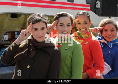 Times Square, New York, USA, 23. März 2019 - Schauspieler gekleidet, wie Piloten, Flugbegleiter und Mechanik aus den 60er- und 70er hilft feiern die TWA Hotel Projekt, einschließlich der Wiederherstellung der 1958 Lockheed Constellation Flugzeug Connie heute in Times Square, Manhattan Foto: Luiz Rampelotto/EuropaNewswire | Verwendung weltweit Stockfoto