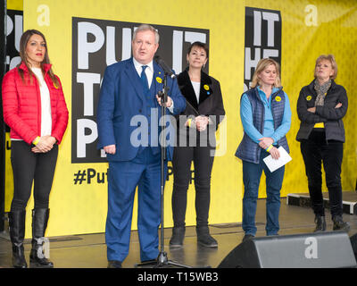 London, Großbritannien. 23 Mär, 2019. Ian Blackford SNP MP Führer sprechen mit Anna Soubry WIG-MP, Dr. Celina CEL Allin-Khan Labour MP, Caroline Lucas Grüns MP, Justine Greening konservative Menschen in Abstimmung März und Rally", setzte es für die Menschen." Parlament Square London Credit: Prixpics/Alamy leben Nachrichten Stockfoto