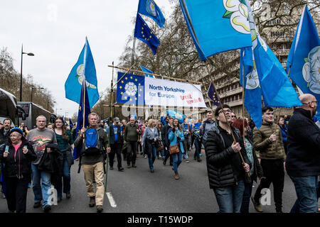 London, Großbritannien. 23 Mär, 2019. Die Demonstranten werden gesehen, halten ein Banner und Flaggen während der Demonstration. Tausende Demonstranten in London versammelt, an der es für die Menschen. Der März von Park Lane, dem Parlament Platz wurde von den Völkern Abstimmung Kampagne organisiert und fordert eine öffentliche Abstimmung über den Regierungen endgültige Brexit beschäftigen. Credit: Brais G. Rouco/SOPA Images/ZUMA Draht/Alamy leben Nachrichten Stockfoto