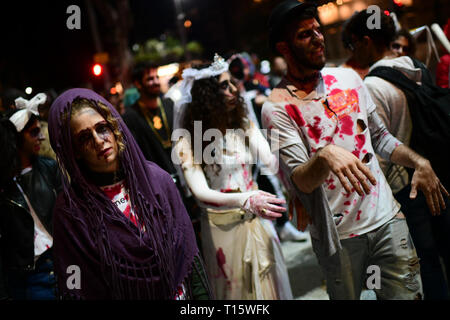 Tel Aviv, Israel. 23 Mär, 2019. Menschen tragen Kostüme Teil in einem Zombie Spaziergang als Teil des Purim feiern in Tel Aviv, Israel, am 23. März 2019. Purim ist ein jüdischer Feiertag, der die Befreiung des jüdischen Volkes gedenkt von Haman das Grundstück während der Herrschaft der alten persischen Reiches, nach dem biblischen Buch Esther. Credit: Jini/Tomer Neuberg/Xinhua/Alamy leben Nachrichten Stockfoto