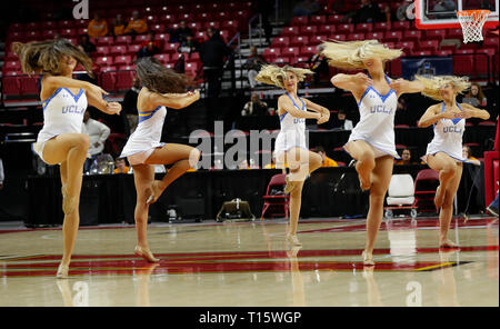 College Park, MD, USA. 23 Mär, 2019. UCLA dance Team Mitglieder während einer ersten Runde der NCAA Meisterschaft das Spiel der Frauen zwischen dem Tennessee Dame Vols und der UCLA Bruins an der Xfinity Zentrum in College Park, Md. Justin Cooper/CSM/Alamy leben Nachrichten Stockfoto