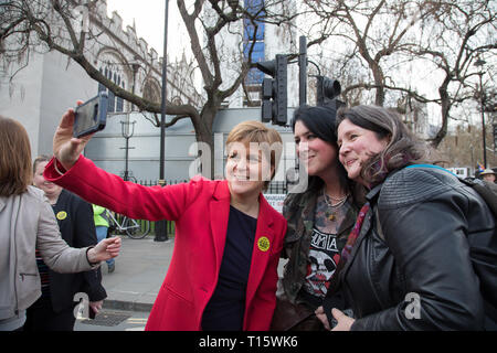 London, Großbritannien. 23 Mär, 2019. (L und R) Erster Minister Nicola Sturgeon genießt eine selfie mit zwei Sympathisanten nach ihrer Rede auf der Bühne in Parliament Square, Westminster. Credit: Santo Basone/Alamy leben Nachrichten Stockfoto