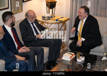 Us-Staatssekretär Mike Pompeo, rechts, während eines bilateralen Treffens mit Libanesischen drusische Führer, Walid Jumblatt, Zentrum, 22. März 2019 in Beirut, Libanon. Stockfoto