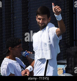 Miami, USA. 21 Mär, 2019. Novak Djokovic aus Serbien gibt einen Daumen bis zu den Fans nach dem Spielen auf einer Praxis Gericht im Hard Rock Stadion an der Miami Öffnen am 21. März 2019 in Miami, Florida. (Paul Hennessy/Alamy) Credit: Paul Hennessy/Alamy leben Nachrichten Stockfoto