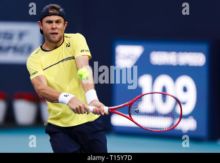 Miami Gardens, Florida, USA. 23 Mär, 2019. Radu Albot, der Republik Moldau, spielt eine Rückhand gegen Roger Federer, der Schweiz, in einer zweiten Runde der 2019 Miami geöffneten dargestellt von itaú Professional Tennis Turnier, an dem Hardrock Stadion in Miami Gardens, Florida, USA gespielt. Federer gewann 4-6, 7-5, 6-3. Mario Houben/CSM/Alamy leben Nachrichten Stockfoto