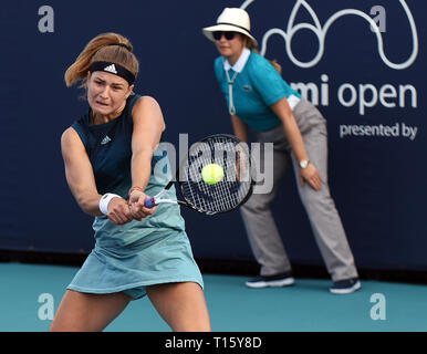 Miami, USA. 21 Mär, 2019. Karolina Muchova der Tschechischen Republik liefert einen Schuß gegen Nao Hibino von Japan im Hard Rock Stadion an der Miami Öffnen am 21. März 2019 in Miami, Florida. Muchova beat Hibino 6-3, 6-3. (Paul Hennessy/Alamy) Credit: Paul Hennessy/Alamy leben Nachrichten Stockfoto