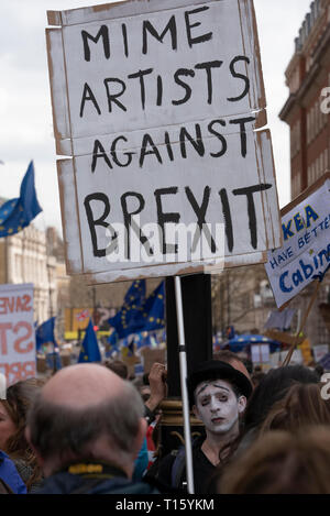 London, Großbritannien. 23 Mär, 2019. Völker Abstimmung März, MIME-Künstler gegen Brexit Plakat, Humor. Menge detail und Banner aus der Perspektive einer demonstrantin. Bleiben Banner, zweites Referendum. Credit: Tony Pincham/Alamy leben Nachrichten Stockfoto