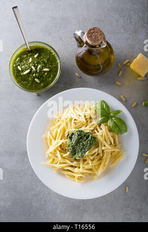 Hausgemachte frische Pasta trofie mit grünem Basilikum Pesto. Italienische Küche. Gesunde Lebensmittel, Ernährung und Kochen. Essen Hintergrund mit kopieren. Zu Stockfoto