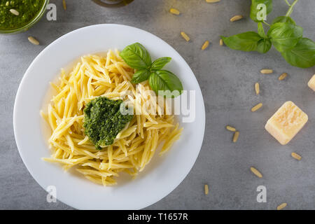 Hausgemachte frische Pasta trofie mit grünem Basilikum Pesto. Italienische Küche. Gesunde Lebensmittel, Ernährung und Kochen. Essen Hintergrund mit kopieren. Zu Stockfoto