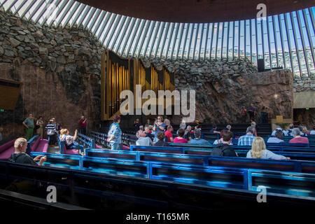 Innenansicht des teilweise unterirdische, Rock - geschnitzte Temppeliaukio Kirche in Helsinki, Finnland. Die Lutherische Kirche hat ein natürliches Aussehen. Stockfoto