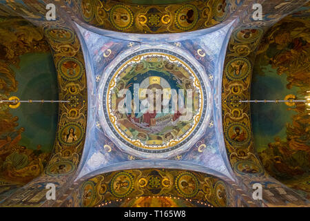 Ein gerader Blick Jesu in die beeindruckende Kuppel in der Kirche des Erlösers auf verschüttetem Blut in St. Petersburg, Russland. Stockfoto