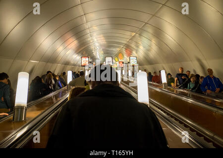 Fahrtreppen der Petersburger Metro. Die meisten Stationen sind tief im Untergrund und die rolltreppen sind lang. In St. Petersburg, Russland. Stockfoto