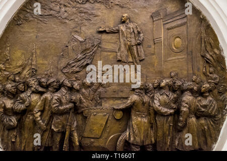 Eine kommunistische Ära Bronze medalion in St. Petersburg die Metro Station. Diese Szene zeigt eine sprechende Veranstaltung mit Lenin. In St. Petersburg, Russland. Stockfoto