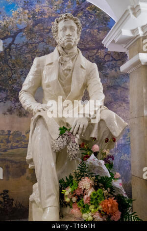 Eine schöne Statue von Puschkin, berühmte russische Dichter, in einem U-Bahnhof in St. Petersburg. In St. Petersburg, Russland. Stockfoto