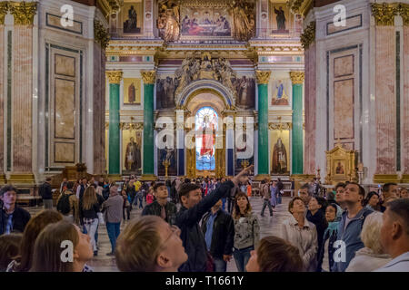 Touristen an der riesigen Innenraum der St. Isaak Kathedrale in St. Petersburg, Russland. Stockfoto
