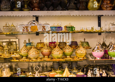 Bunte im osmanischen Stil, Schalen, Töpfe und Objekte auf dem Display Stockfoto