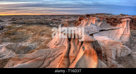 Alien Stein wing Hoodoos agsainst ein Pastell Sonnenuntergang in der BIsit/De-Na-Zin WIlderness in New Mexiko. Stockfoto