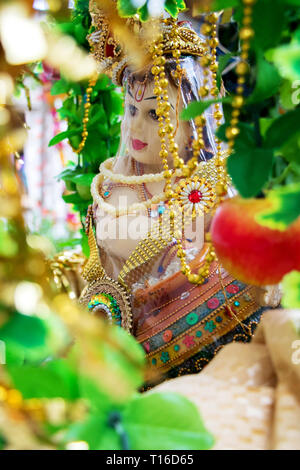 Der hinduistische Gott, Lord Krishna, in seiner Kindheit Form, essen Butter auf janmashtami Feier. Stockfoto