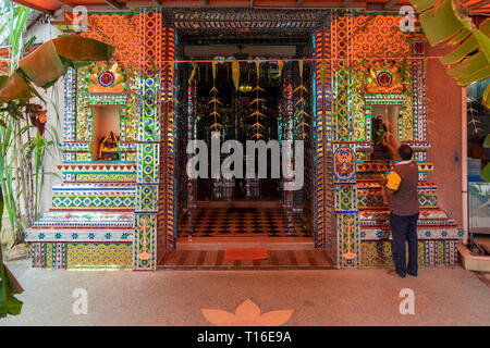 Die einzigartige Arulmigu Sri Rajakaliamman Glas Tempel in Johor Bahru, Malaysia. Der Innenraum ist komplett aus Glas Fliesen bedeckt. Vor dem Eingang. Stockfoto