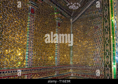 Die einzigartige Arulmigu Sri Rajakaliamman Glas Tempel in Johor Bahru, Malaysia. Der Innenraum ist komplett aus Glas Fliesen bedeckt. Glitzernde Interieur. Stockfoto