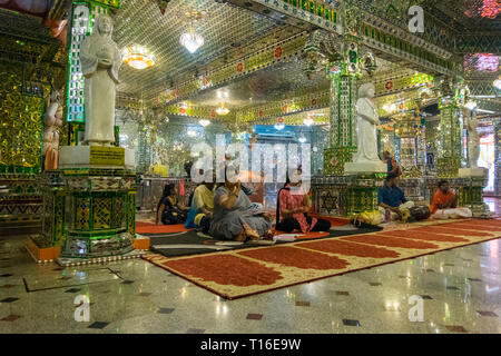 Die einzigartige Arulmigu Sri Rajakaliamman Glas Tempel in Johor Bahru, Malaysia. Der Innenraum ist komplett aus Glas Fliesen bedeckt. Singen. Stockfoto