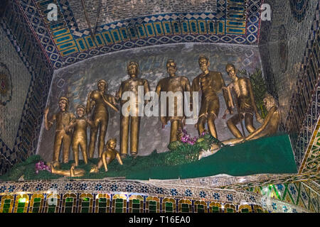 Die einzigartige Arulmigu Sri Rajakaliamman Glas Tempel in Johor Bahru, Malaysia. Der Innenraum ist komplett aus Glas Fliesen bedeckt. Fries detail. Stockfoto