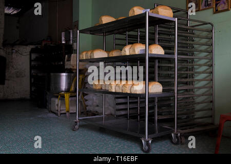 Das historische, iconic Salahuddin Bäckerei in Johor Bahru, Malaysia. Es ist seit Backwaren seit 1937. Frische Brote. Stockfoto