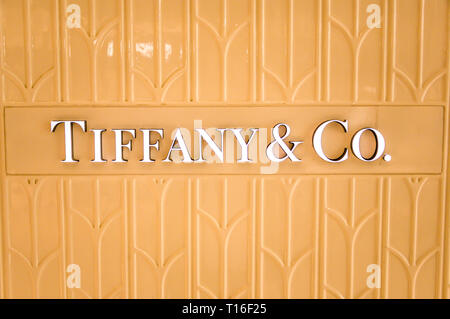 Shanghai China 23.02.2019 - Tiffany Co Logo auf Tiffany Co Shop ein amerikanischer Luxus Schmuck und Fachhändler in Peking Stockfoto
