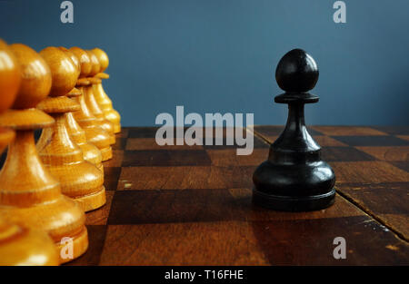 Ambitionierte Unternehmer und unternehmerische Herausforderung. Schwarze Bauer vor der weißen Bauern. Stockfoto