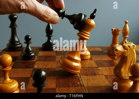 Erfolg im Geschäft und Konfrontation im Wettbewerb. Schwarze Bauer gewinnt König. Stockfoto