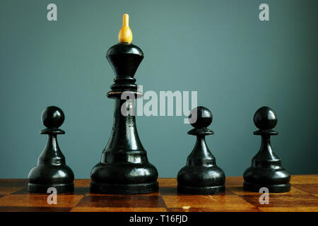 Wettbewerbsvorteil oder geschäftlichen Vorteile der Rekrutierung. Schachfiguren und Schach König. Stockfoto