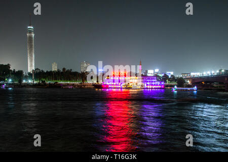 Kairo Ägypten 25.05.2018 - Blick auf den Nile City River Restaurant Boot und der Fernsehturm Kairo in Ägypten in der Nacht beleuchtet Stockfoto