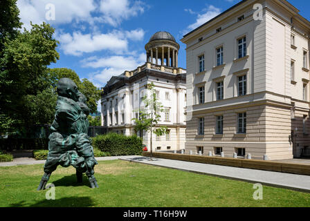 Berlin. Deutschland. Bettina Berggruen Garten, Skulptur Garten mit der sogenannten Bröhan-Sammlung Museum (rechts) und das Museum Berggruen (links), Schloßstraße, Charlottenburg. Stockfoto