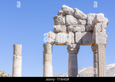 Ein römischer Tempel zu Zeus Baal und eine byzantinische Basilika gewidmet sitzen zu Beginn des Nahr al Kalb Tal auf den Berg Libanon. Stockfoto