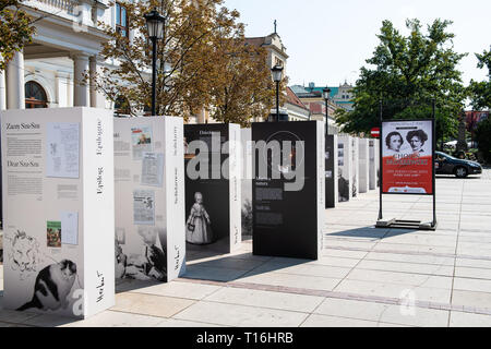 Warschau, Polen - 23. August 2018: Altstadt Straße in Richtung Museum outdoor Ausstellung polonia Open Art Bühne mit Chopin Stockfoto