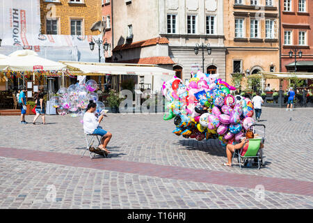 Warschau, Polen - 23. August 2018: die berühmte Altstadt historischen Schlossplatz und Ballon Verkäufer in der Hauptstadt während der sonnigen Sommertag Stockfoto
