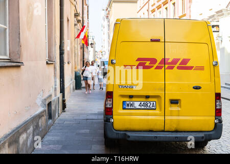 Warschau, Polen - 23. August 2018: Altstadt Straße mit Nahaufnahme des DHL-Lieferwagen in Stadt mit gelber Farbe und Zeichen Stockfoto