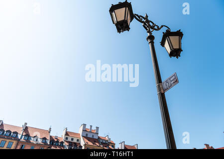 Warschau, Polen Altstadt Hauptstadt während der sonnigen Sommertag Hintergrund blauer Himmel und Nahaufnahme von Zeichen für Warszawa Wifi Hot Spot auf Laterne lampe Pol Stockfoto