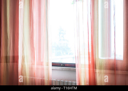 Nahaufnahme der farbenfrohen Orange Grün Fenster Vorhänge Rollos im Zimmer innen drinnen Apartment Stockfoto