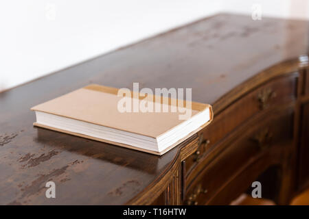 Nahaufnahme des antiken Vintage Retro Holzregal Tabelle mit altmodischen Buch Dekoration im Haus braune Farbe Stockfoto