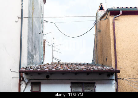 Chiusi, Italien Straße in kleinen mittelalterlichen Stadt Dorf in Umbrien in der Nähe der Toskana Blick auf Dach Apartment Gebäude im Sommer Tag mit niemand Stockfoto
